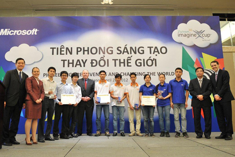 Đích thân Tổng giám đốc điều hành Microsoft Kevin Turner (thứ 6 từ trái qua) đã trao giải Imagine Cup 2012 Việt Nam.